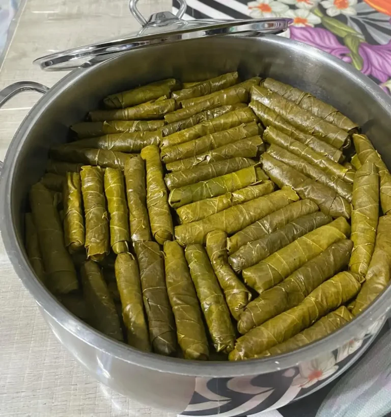 Etli sarma sarımsaklı yoğurtla, zeytinyağlı sarma limonla servis edilir.