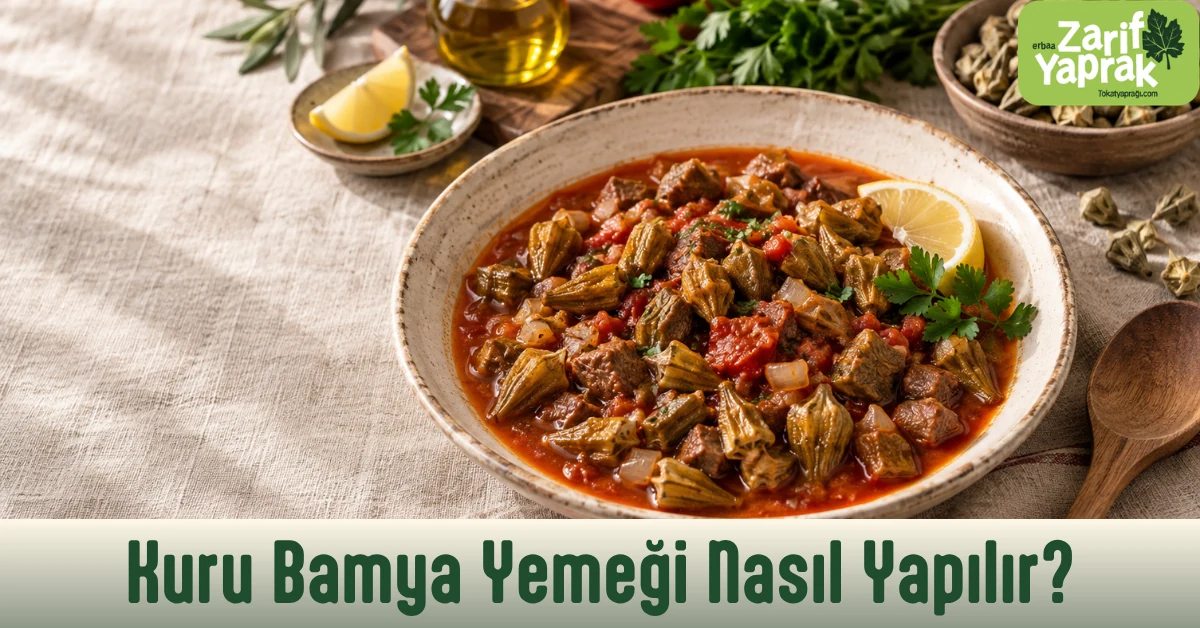 Tencereden tabağa alınmış etli kuru çiçek bamya yemeği, yanında limon ve ipe dizili kuru bamya